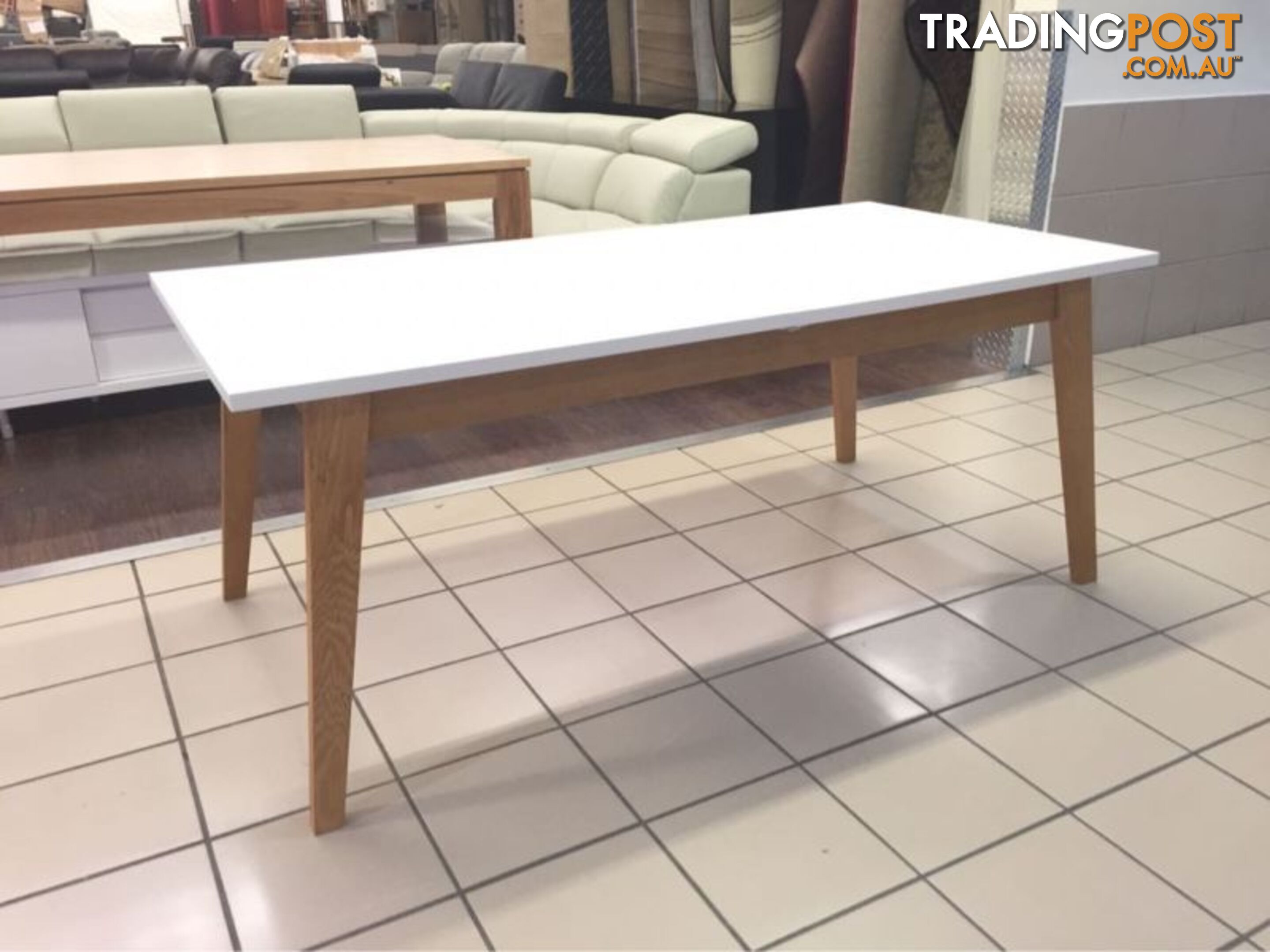 MATTE WHITE LACQUERED EXTENDABLE DINING TABLE WITH OAK LEGS