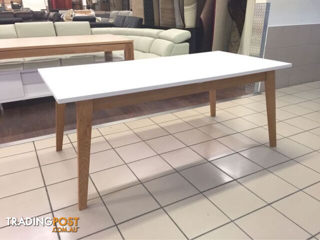 MATTE WHITE LACQUERED EXTENDABLE DINING TABLE WITH OAK LEGS