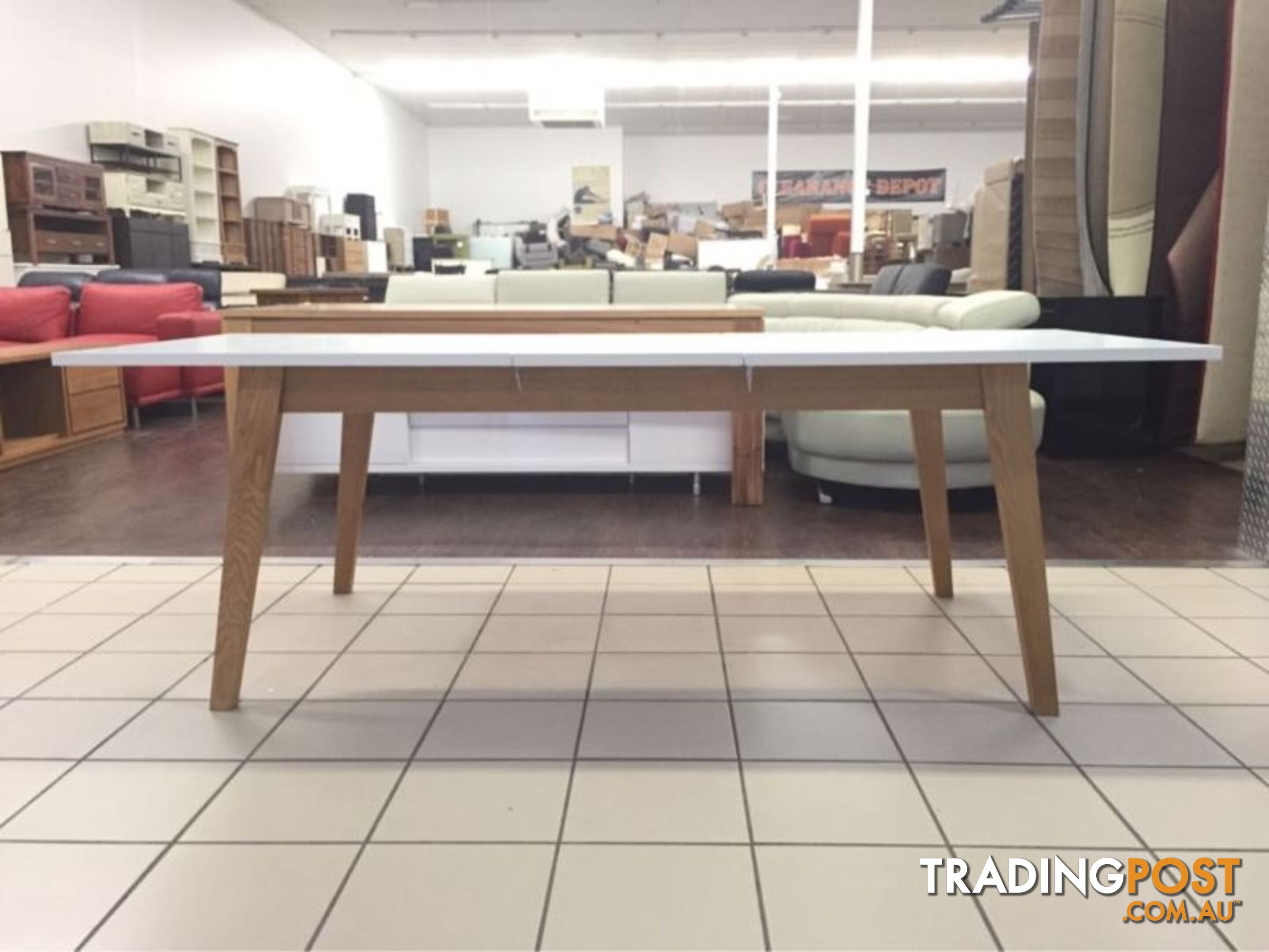 MATTE WHITE LACQUERED EXTENDABLE DINING TABLE WITH OAK LEGS