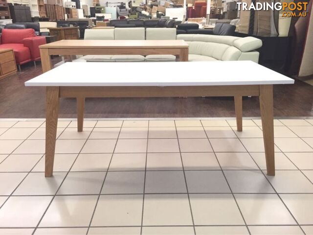 MATTE WHITE LACQUERED EXTENDABLE DINING TABLE WITH OAK LEGS