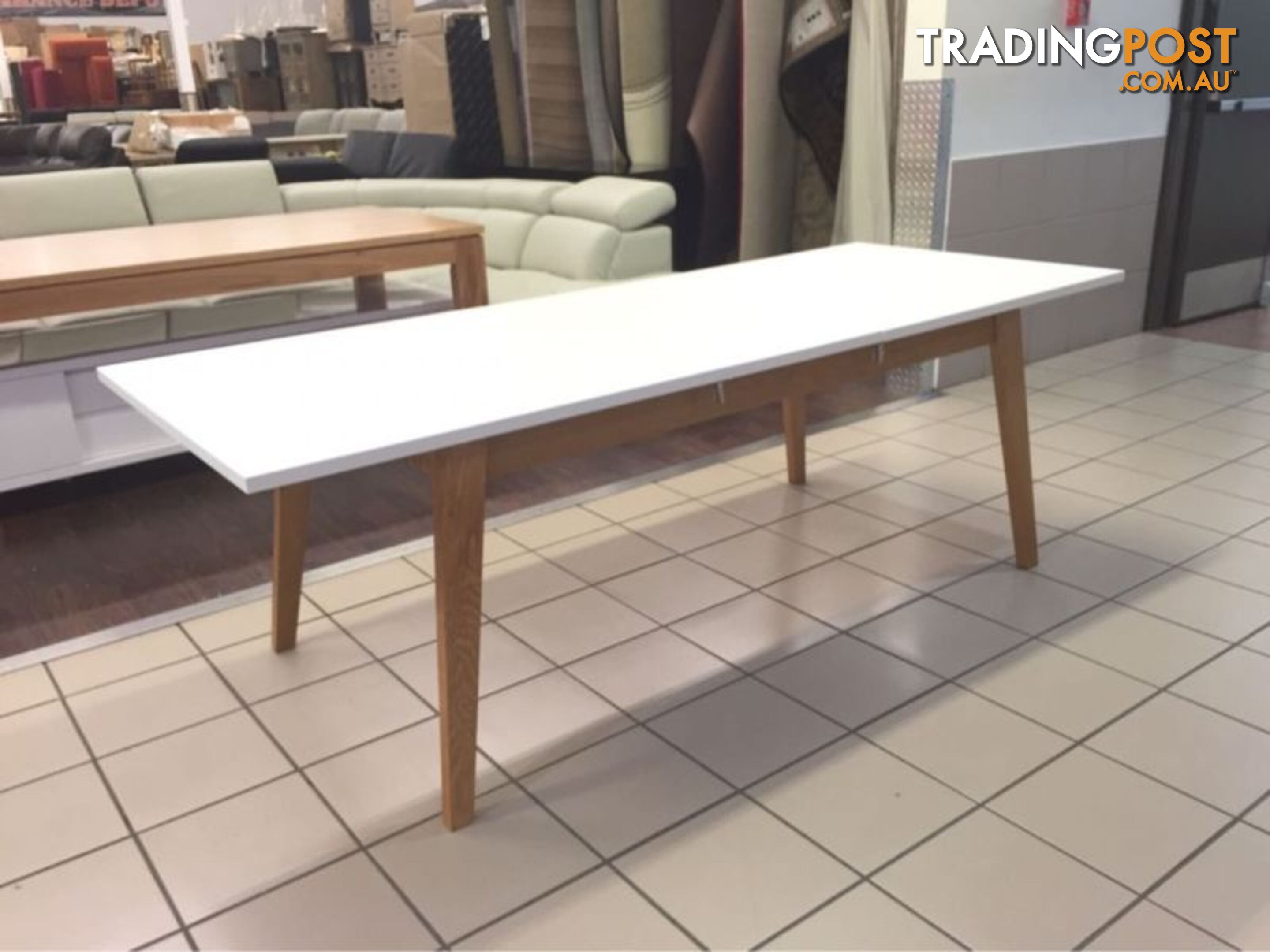 MATTE WHITE LACQUERED EXTENDABLE DINING TABLE WITH OAK LEGS