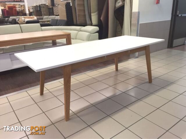 MATTE WHITE LACQUERED EXTENDABLE DINING TABLE WITH OAK LEGS