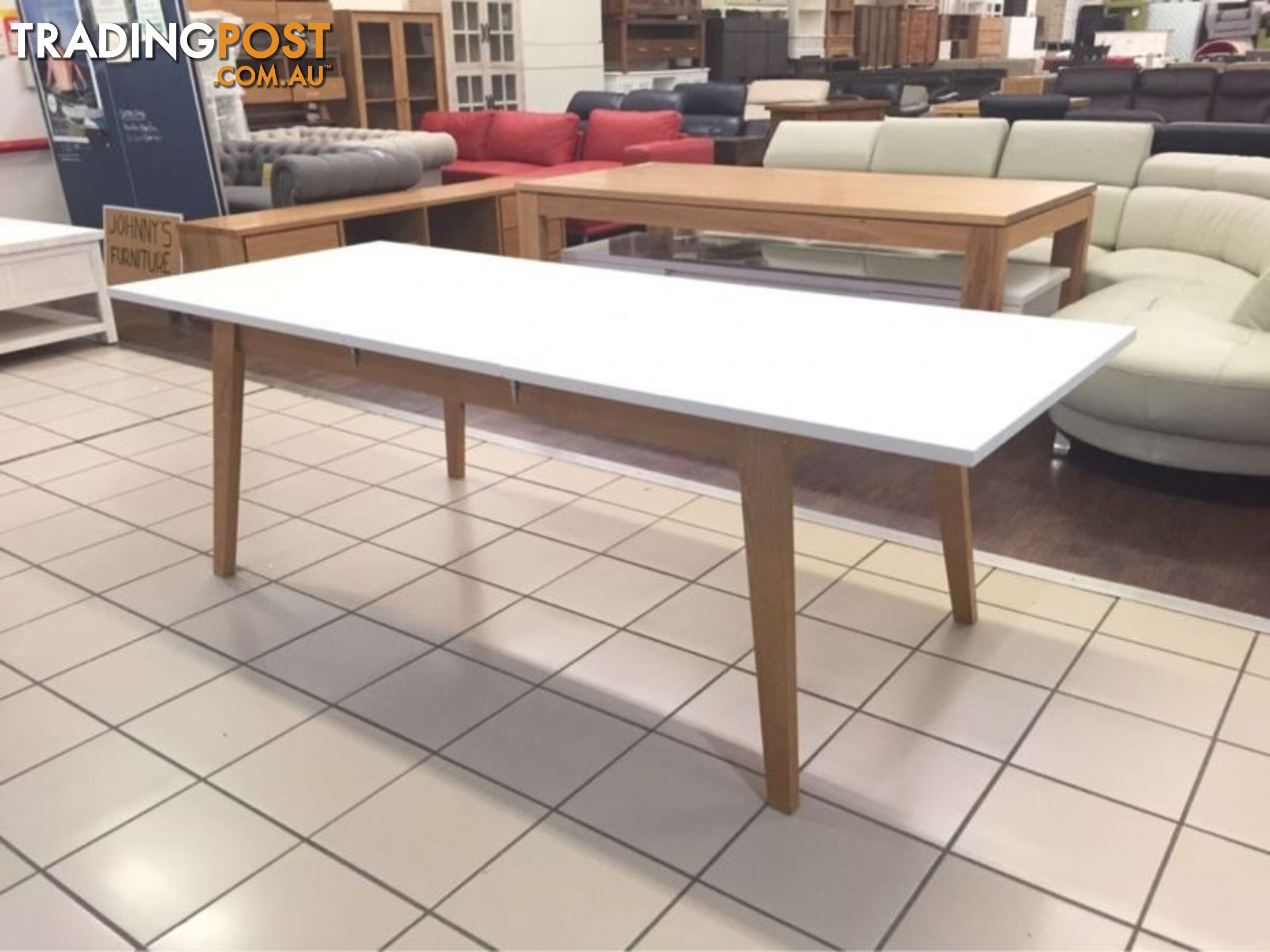 MATTE WHITE LACQUERED EXTENDABLE DINING TABLE WITH OAK LEGS