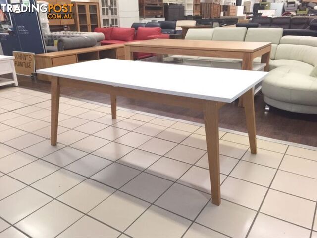 MATTE WHITE LACQUERED EXTENDABLE DINING TABLE WITH OAK LEGS