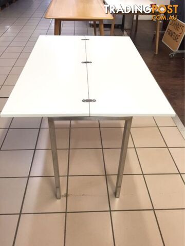 WHITE FOLDABLE TABLE