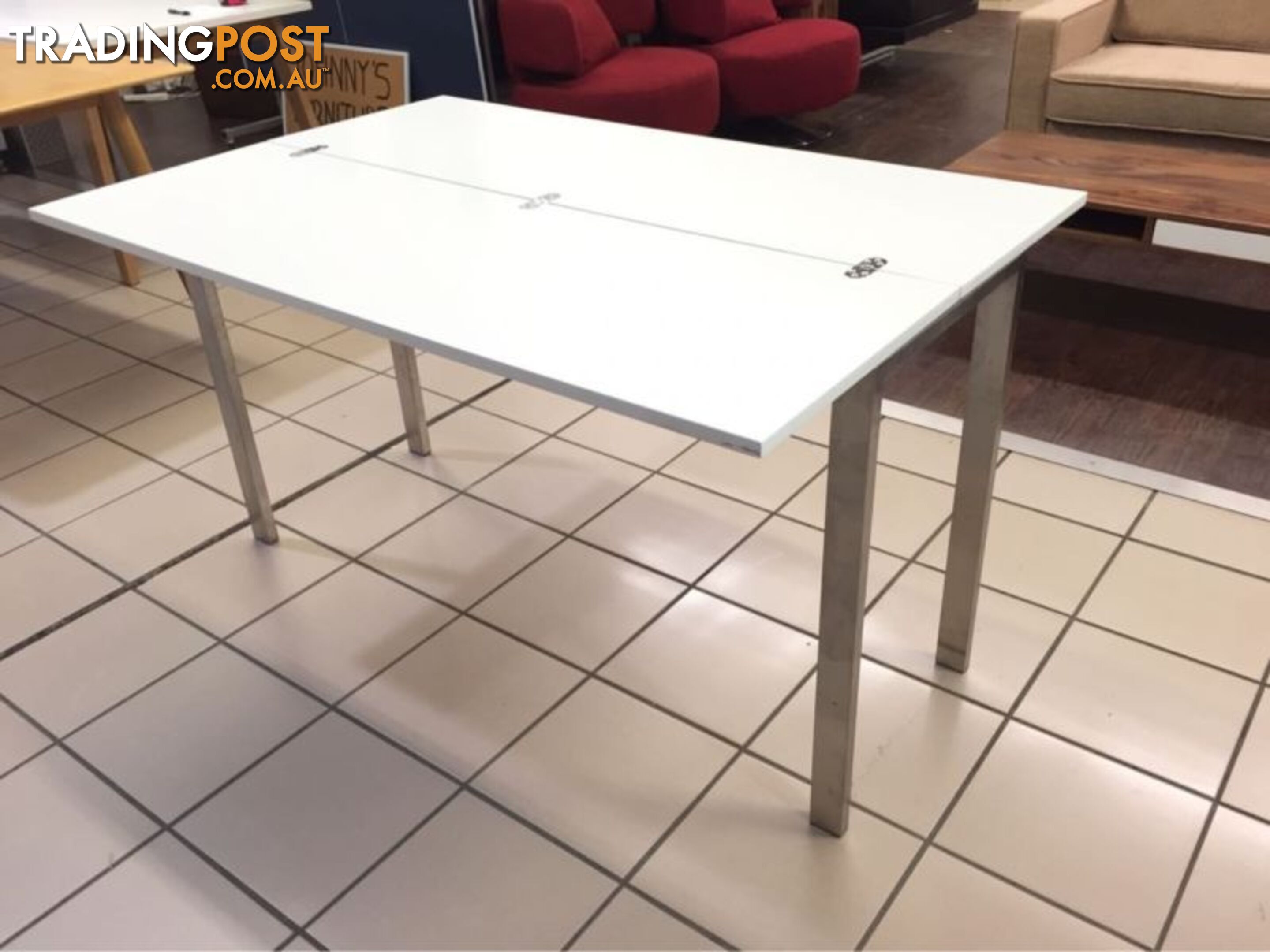 WHITE FOLDABLE TABLE