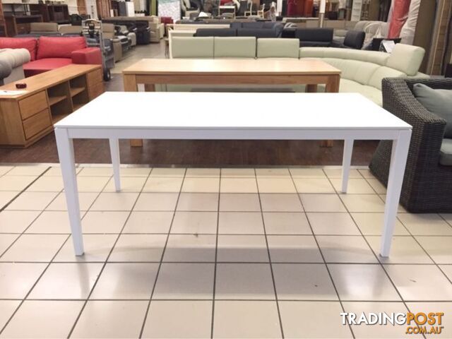 DINING TABLE (MATTE WHITE)