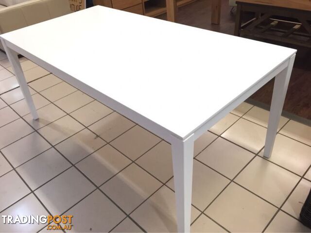 DINING TABLE (MATTE WHITE)