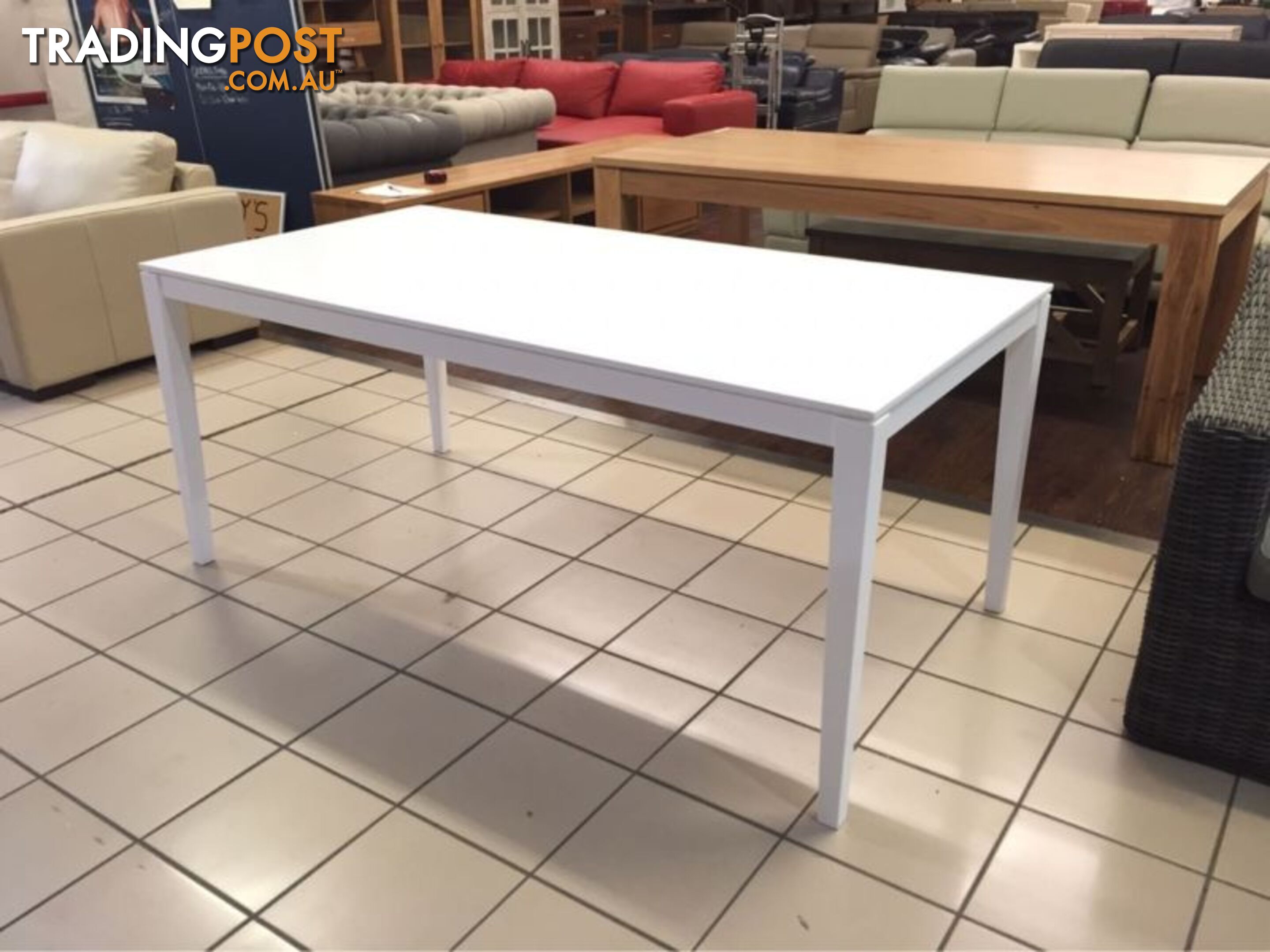 DINING TABLE (MATTE WHITE)