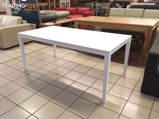 DINING TABLE (MATTE WHITE)