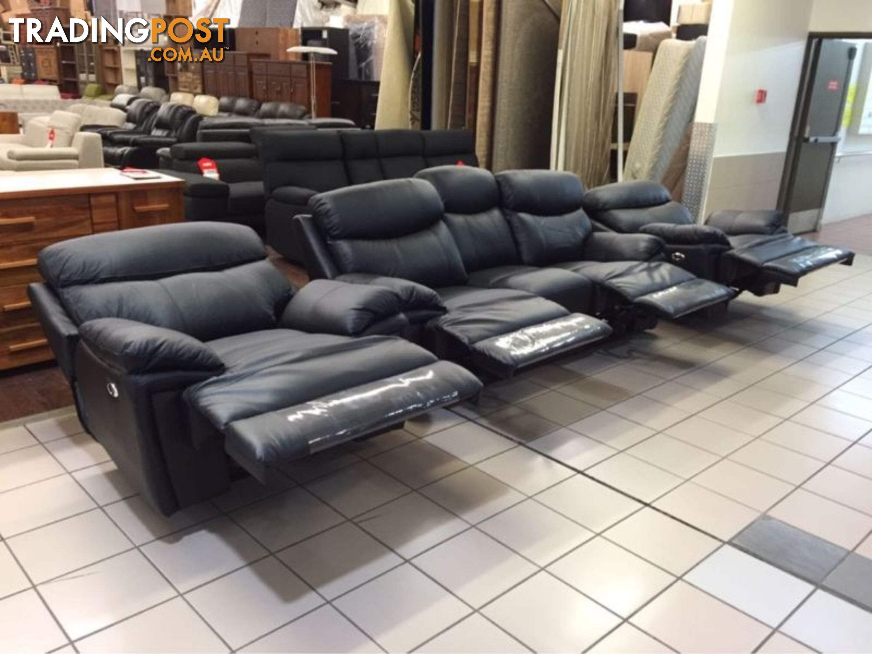 CLEARANCE GENUINE LEATHER 3 SEATER + 2 SINGLE RECLINERS (BLACK)