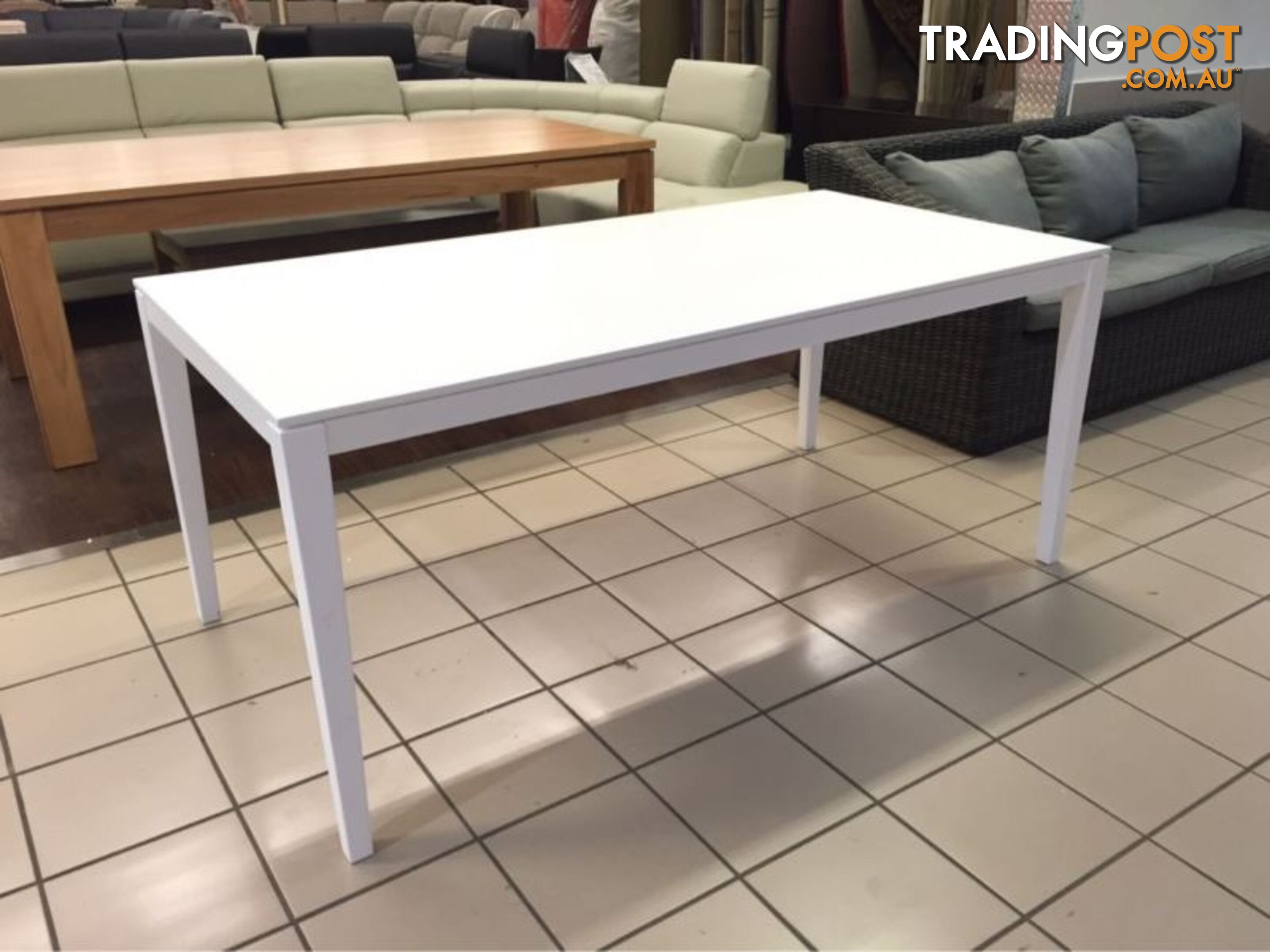 DINING TABLE (MATTE WHITE)