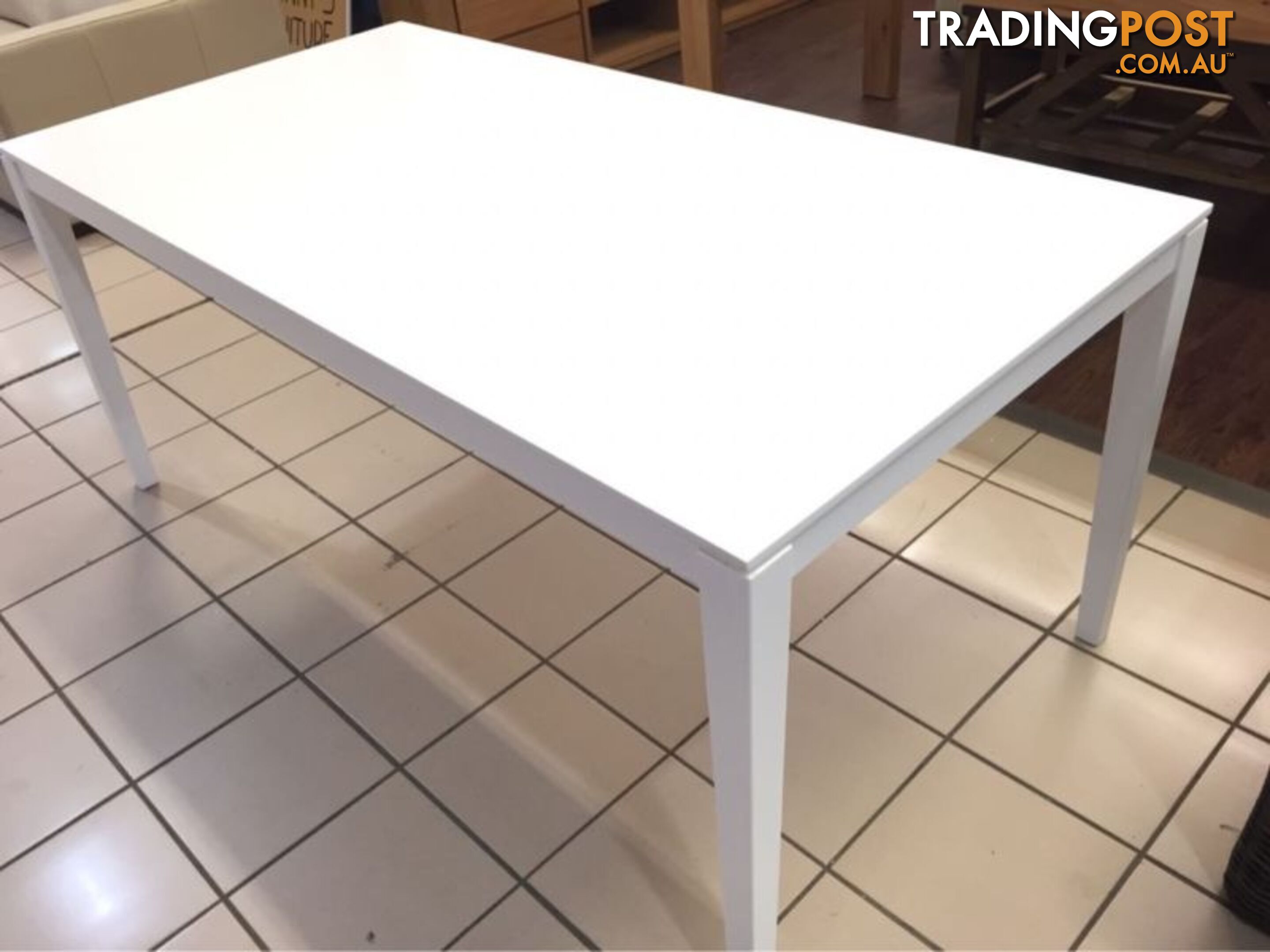 DINING TABLE (MATTE WHITE)