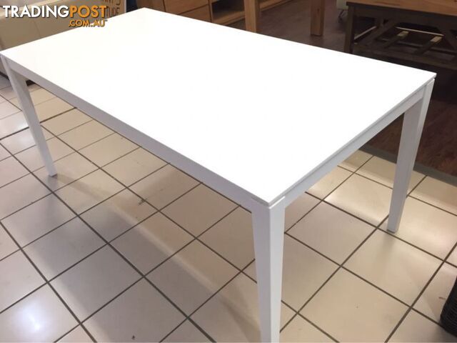 DINING TABLE (MATTE WHITE)