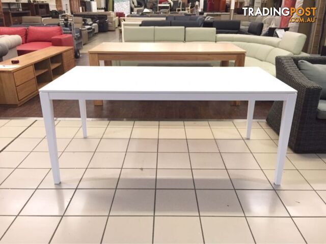 DINING TABLE (MATTE WHITE)