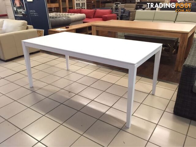 DINING TABLE (MATTE WHITE)