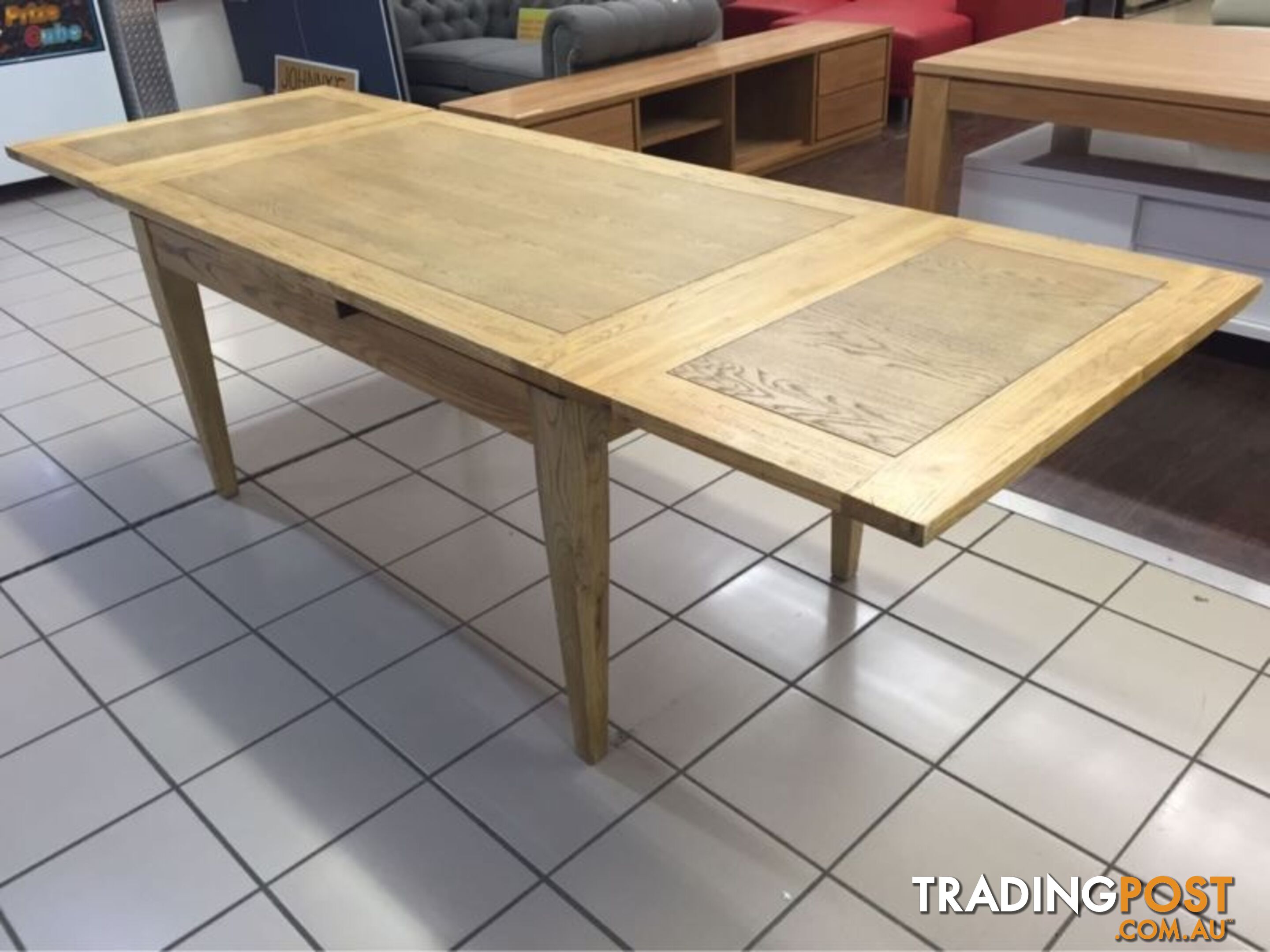 OAK EXTENDABLE DINING TABLE