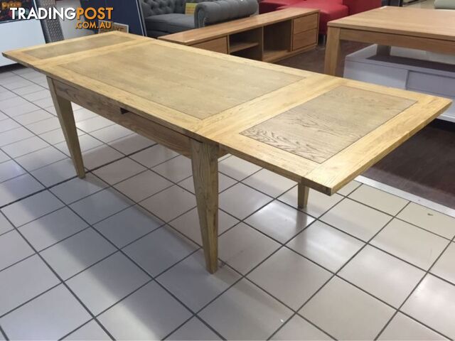 OAK EXTENDABLE DINING TABLE