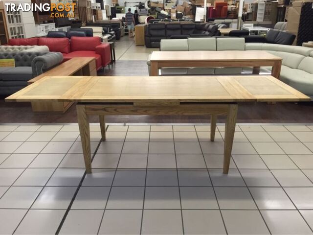 OAK EXTENDABLE DINING TABLE