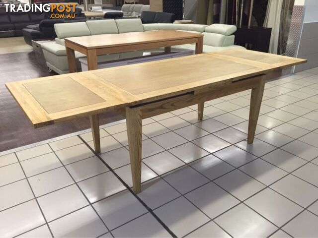 OAK EXTENDABLE DINING TABLE