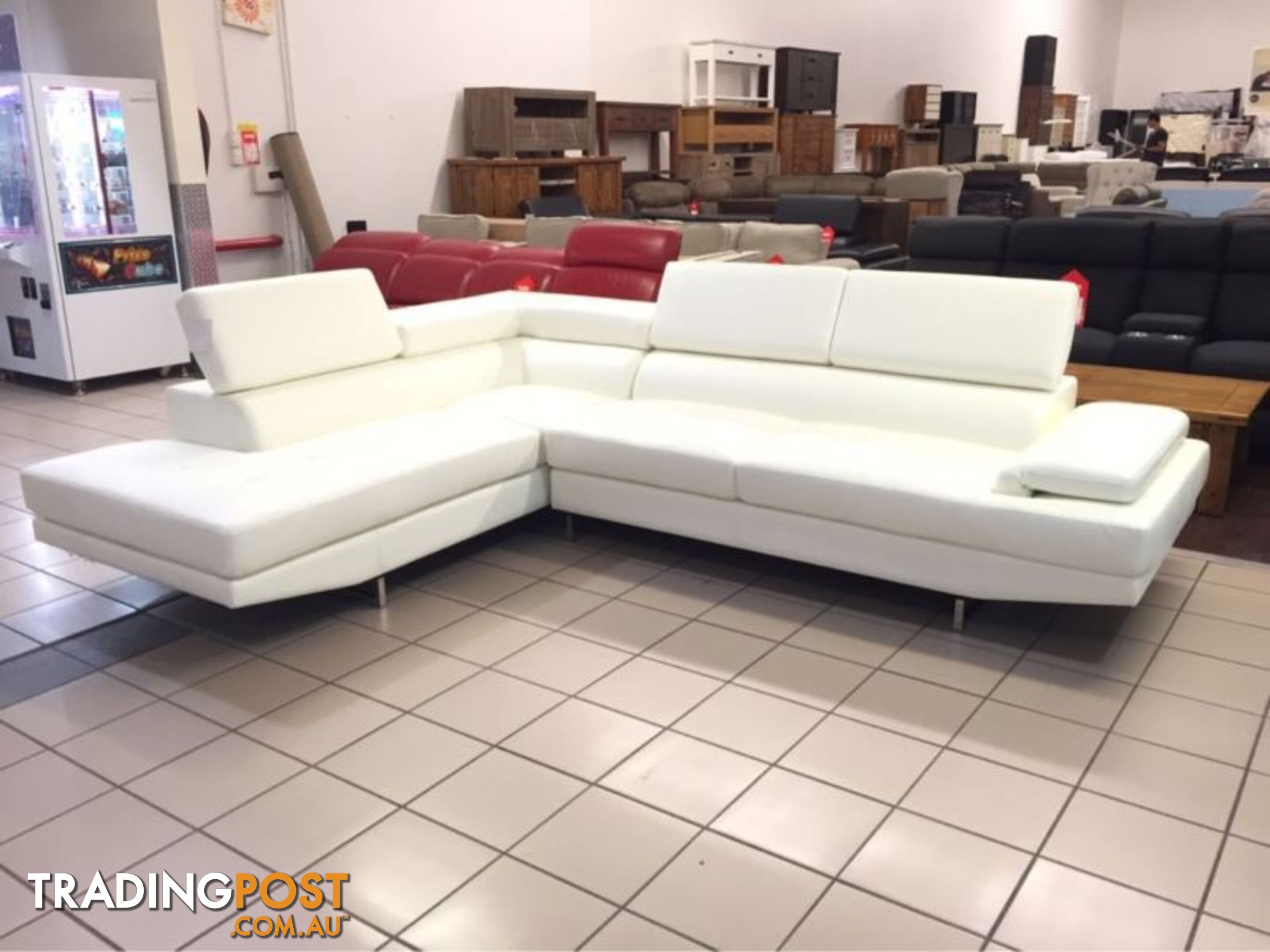 WHITE CORNER LOUNGE W/ADJUSTABLE HEADRESTS AND ARMREST