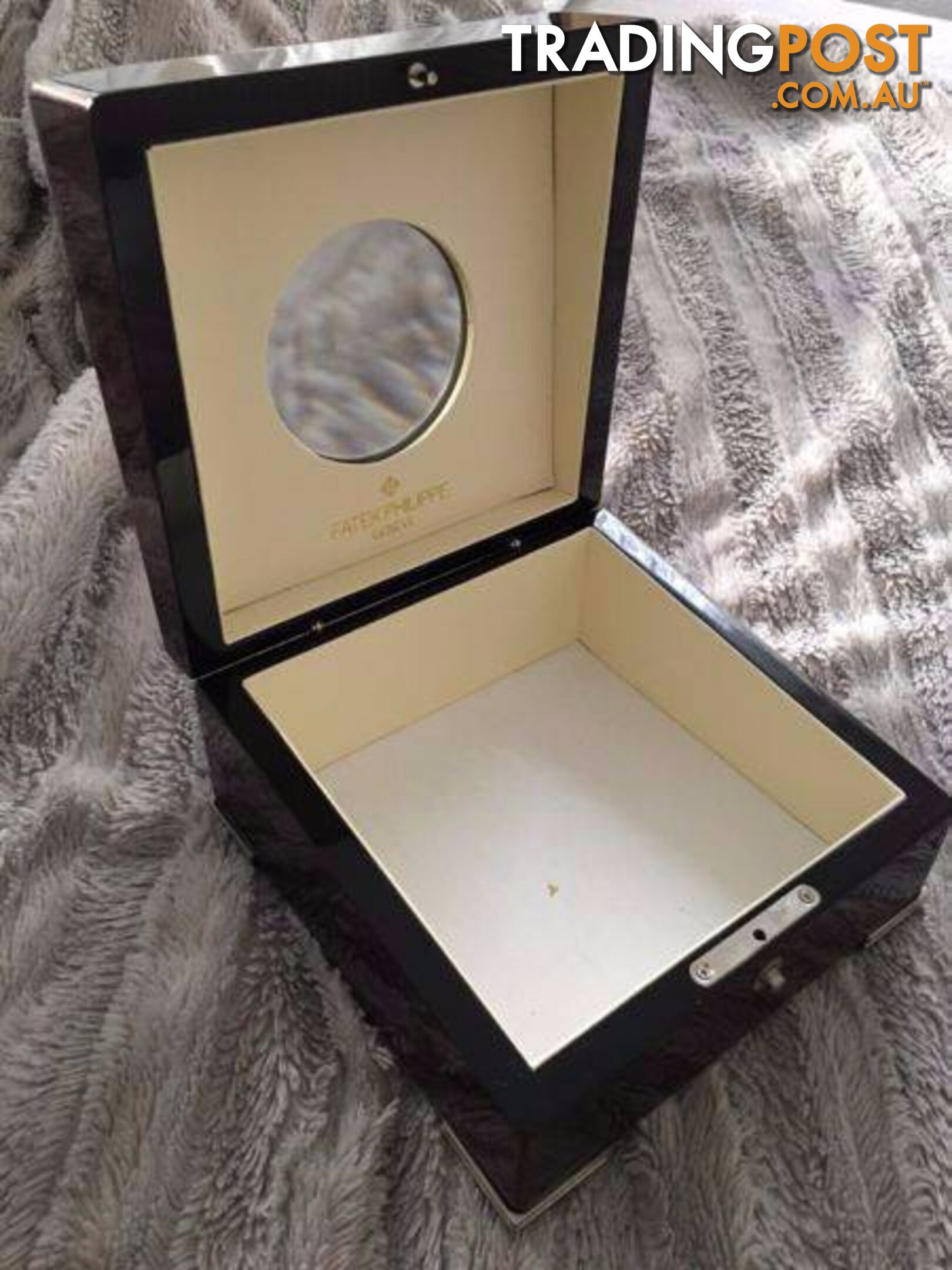 Solid wood elegant jewellery box