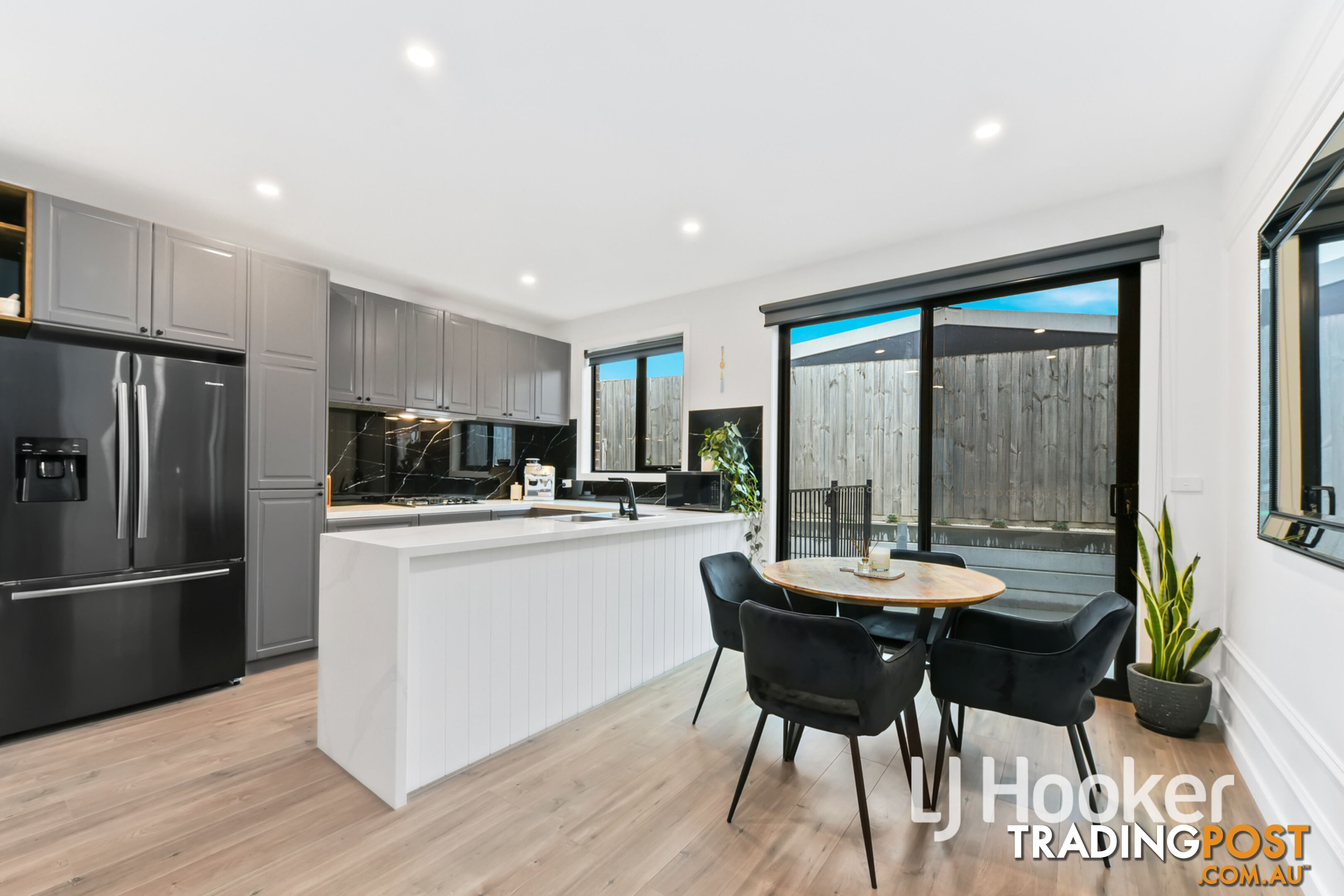 2/117 Oaktree Drive HAMPTON PARK VIC 3976