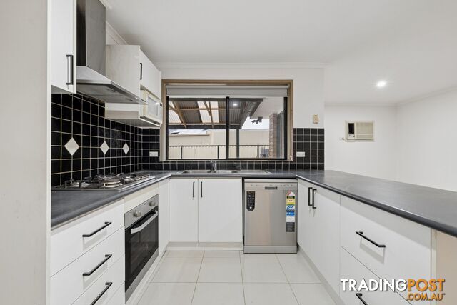 8 Adley Place HAMPTON PARK VIC 3976 - photo 5 of 17