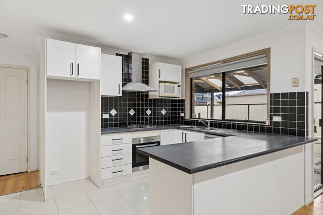 8 Adley Place HAMPTON PARK VIC 3976 - photo 4 of 17