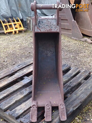 Barely Used 4-10 ton (45mm pin) 300mm OZ Buckets Excavator Trenching, Case, New Holland