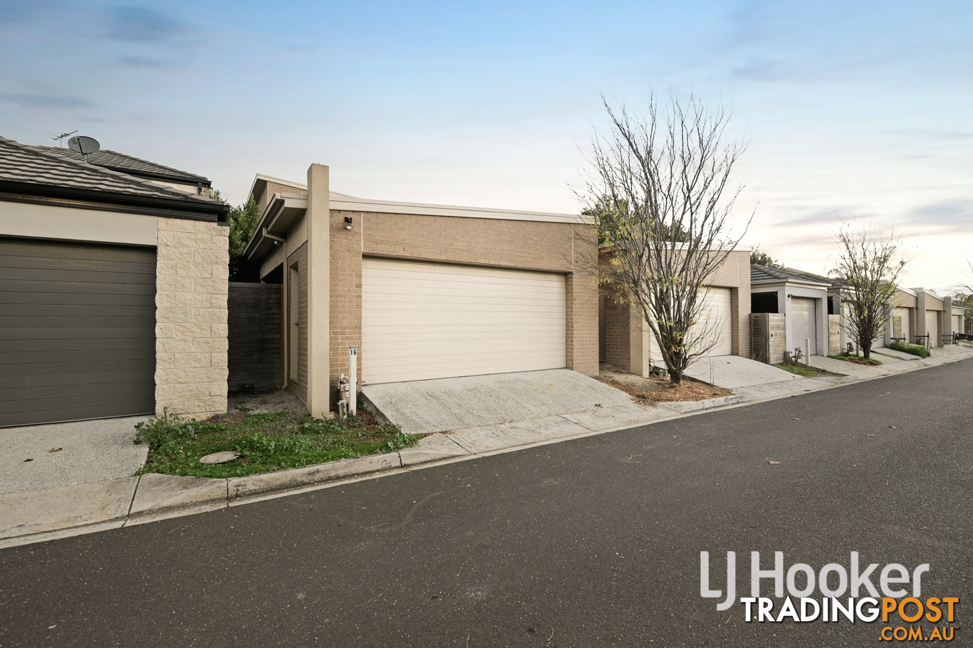 16 Dealbata Lane PAKENHAM VIC 3810