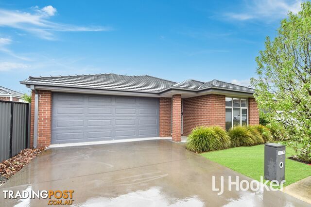 16 Hillsborough Crescent BERWICK VIC 3806