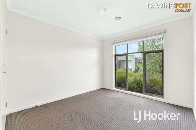 16 Hillsborough Crescent BERWICK VIC 3806