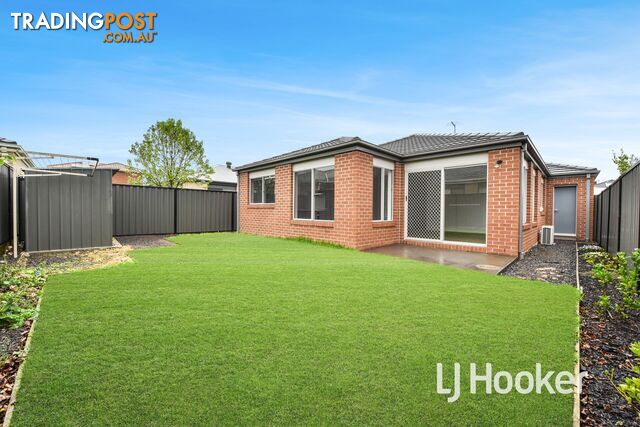 16 Hillsborough Crescent BERWICK VIC 3806