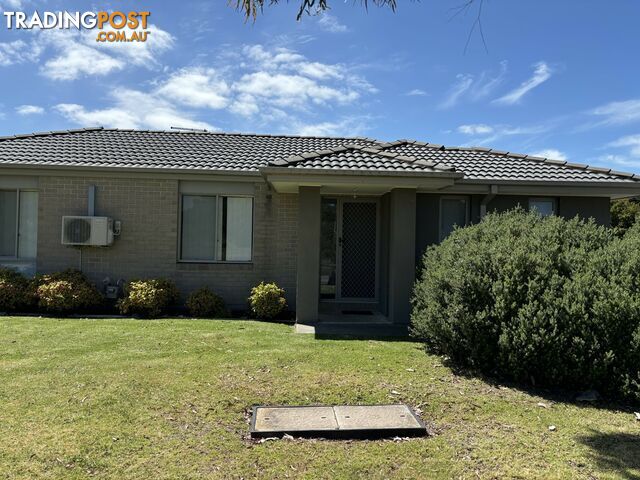 1/30 Sir Thomas Drive PAKENHAM VIC 3810