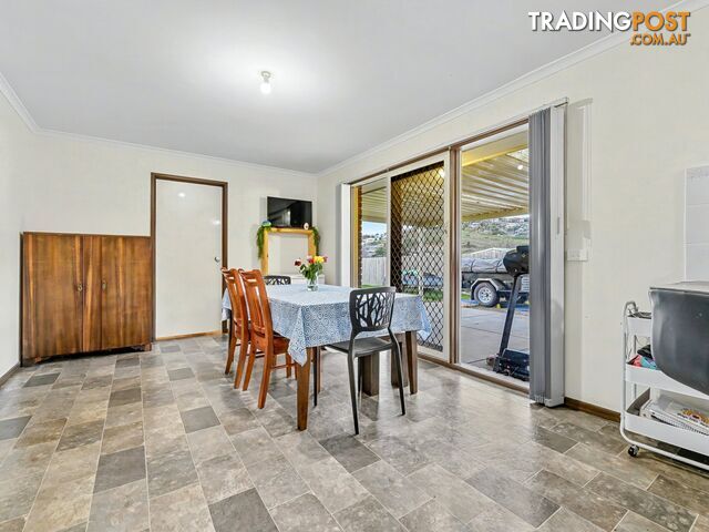 60 Balmoral Way PAKENHAM VIC 3810 - photo 3 of 14