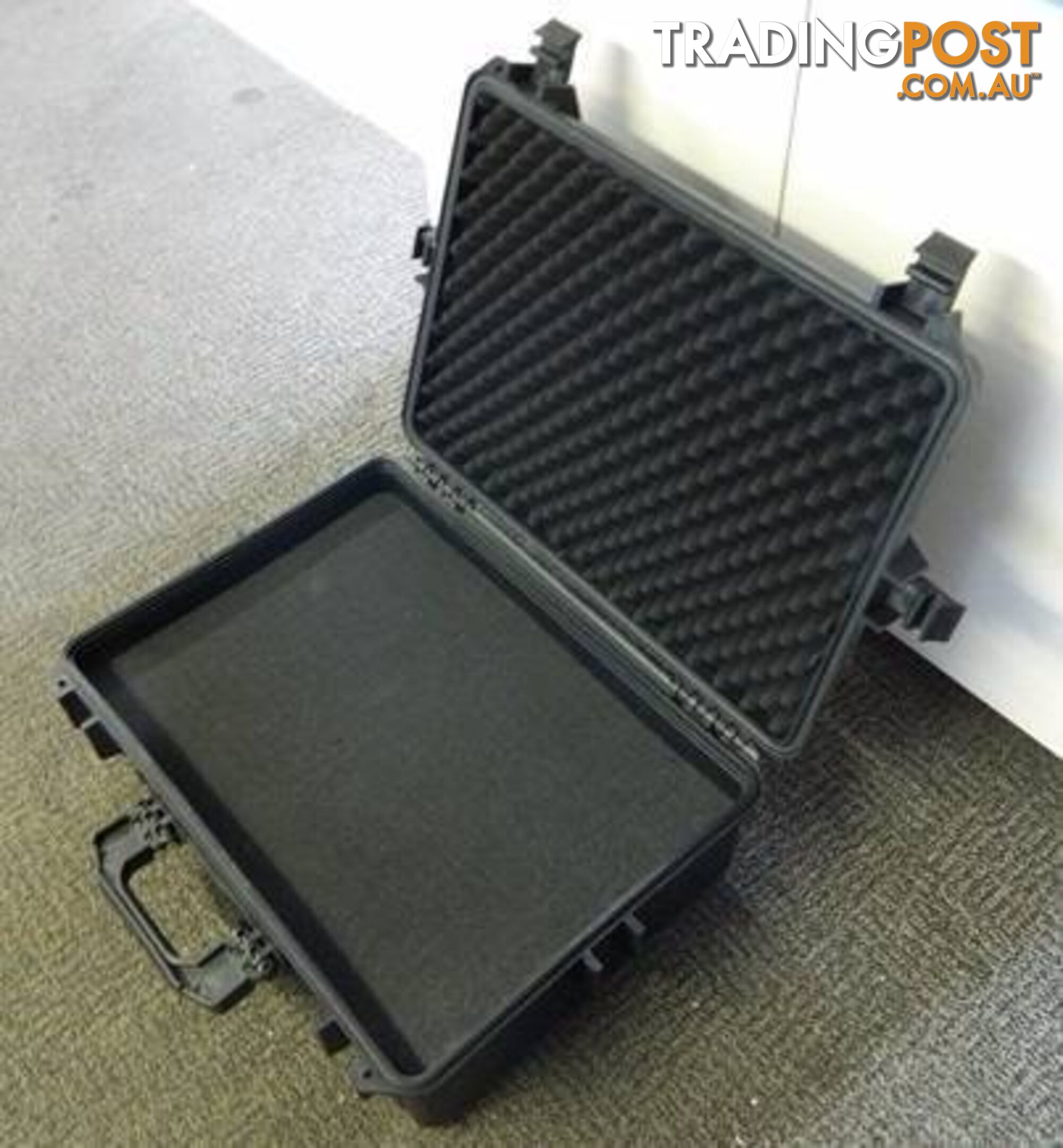 Sturdy Travel Hardcase with inner padding foam !!!