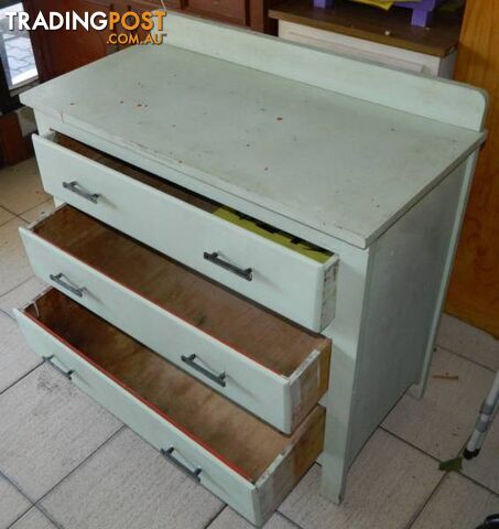 Retro Solid 3 Drawer Dresser !!!