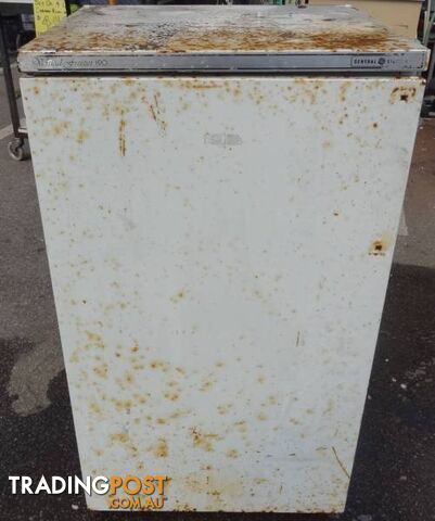GE General Electric 190L Vertical Fridge Freezer - photo 4 of 5