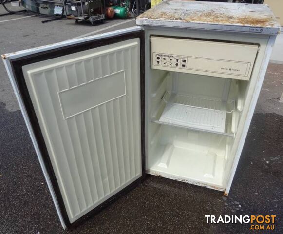 GE General Electric 190L Vertical Fridge Freezer - photo 2 of 5