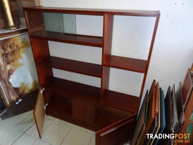 BRILLIANT WOOD BOOKSHELF/ DISPLAY SHELVES, HEAPS OF STORAGE