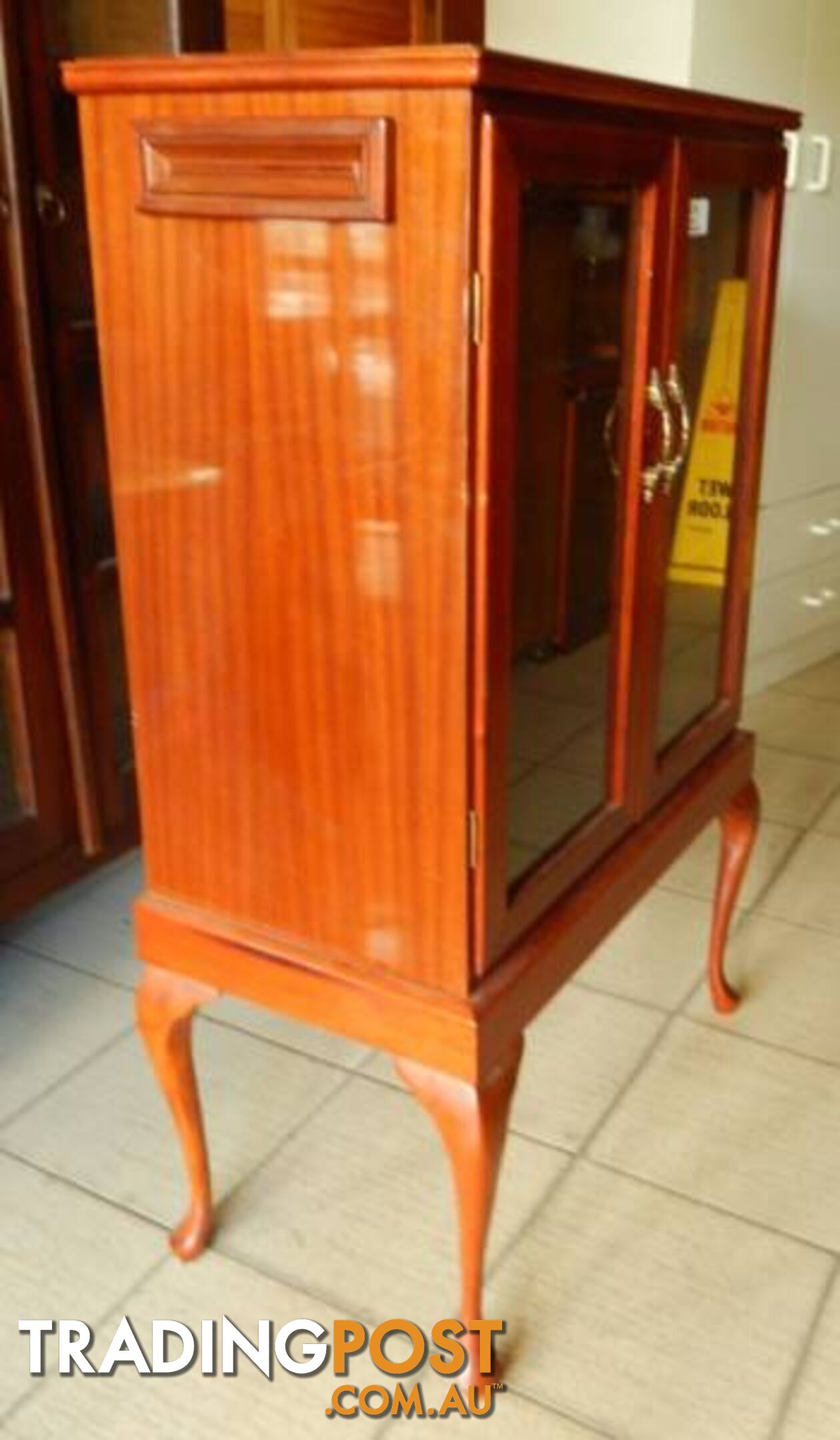 WOODEN DISPLAY CABINET GLASS FRONT QUEEN ANNE STYLE LEGS FAB!