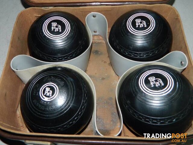 Set of 4 Henselite Size 5 Lawn Bowls with carry case