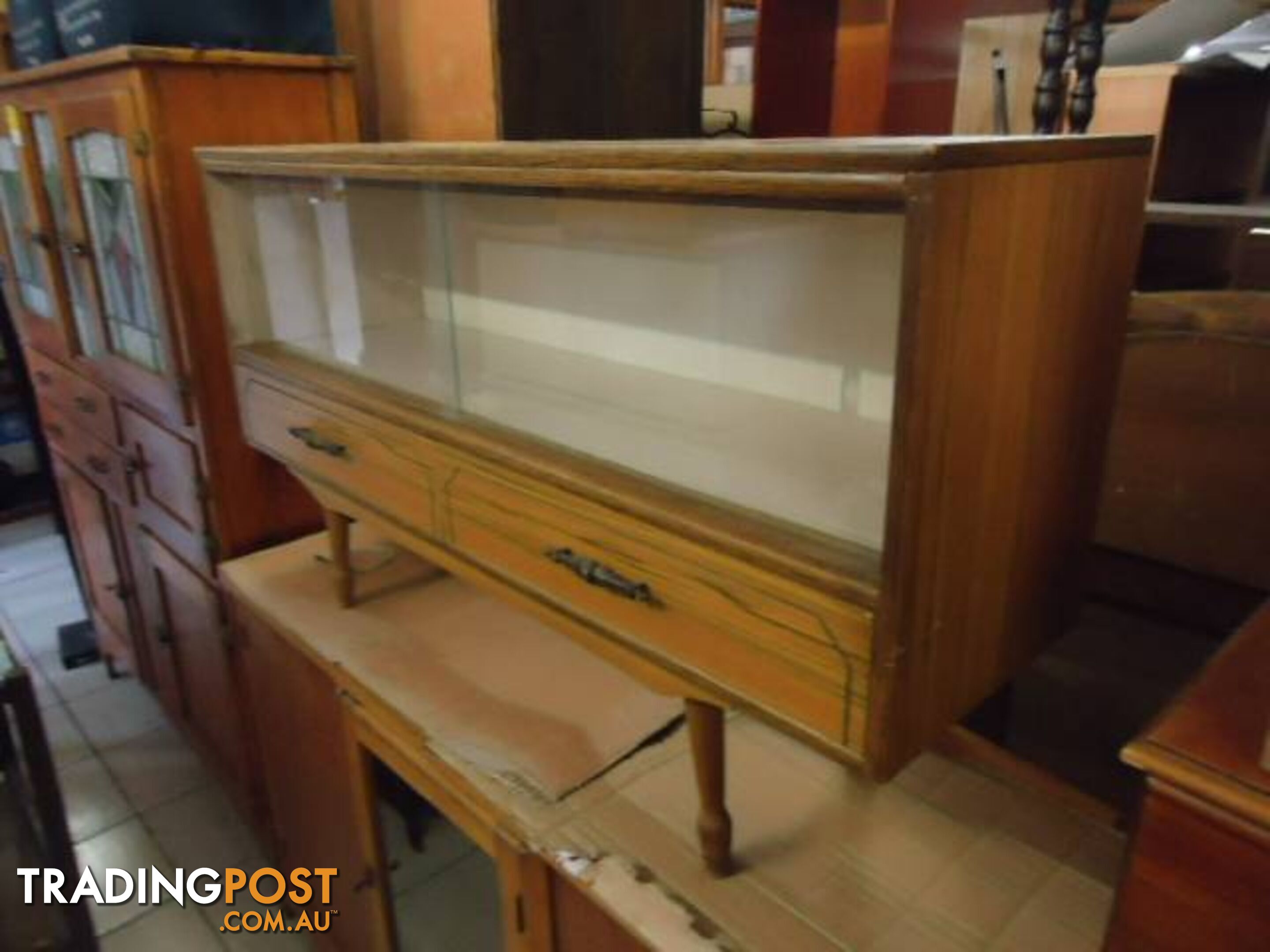 RETRO FUNKY GLASS DISPLAY CABINET IN GREAT CONDITION