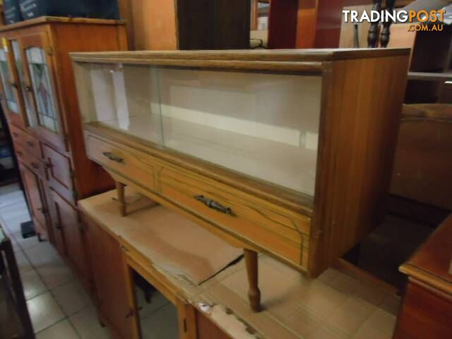 RETRO FUNKY GLASS DISPLAY CABINET IN GREAT CONDITION