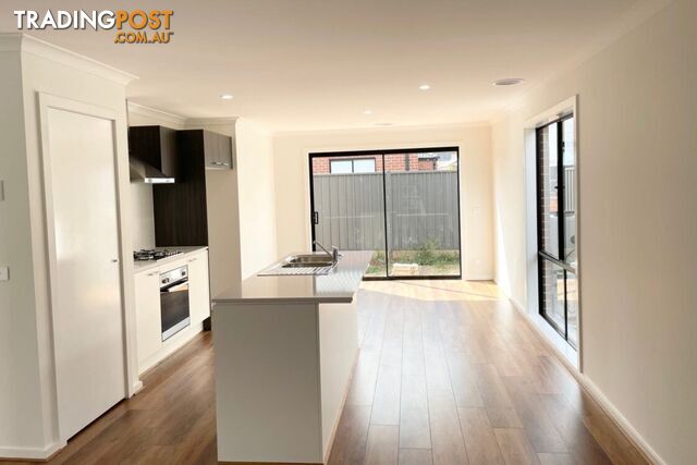 23 Innage Avenue STRATHTULLOH VIC 3338 - photo 2 of 5