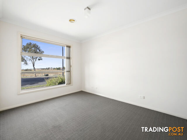 2/76 Westmeadows Lane TRUGANINA VIC 3029 - photo 2 of 12