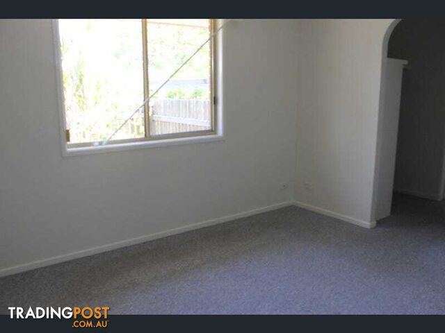 22 Acacia Street POINT VERNON QLD 4655 - photo 2 of 9