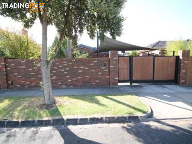 18 Holland Grove CAULFIELD NORTH VIC 3161