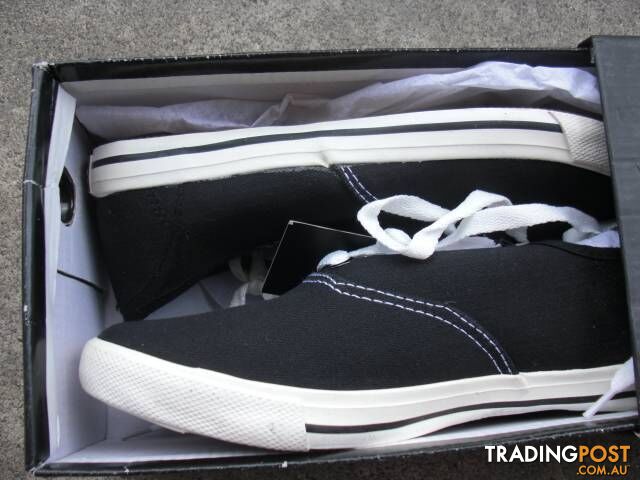 NEW MOSSIMO SHOES MARKY PLIMSOLLS BLACK SIZE 6 SHOES. PICKUP OR